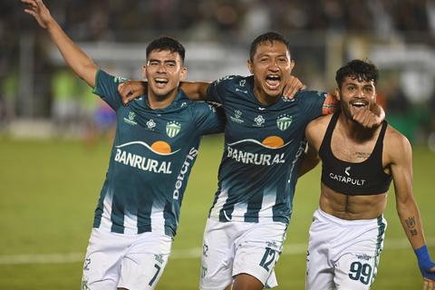 ¡El campeón sigue vivo! Antigua remonta a Xelajú y avanza a semifinales