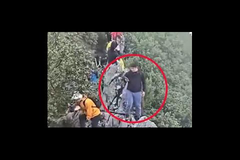 China: momento en que turista cae al vacío al intentar tomarse una 'selfie'(video)