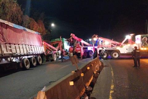 Grúa volcó al intentar ayudar a un camión encunetado (Video)