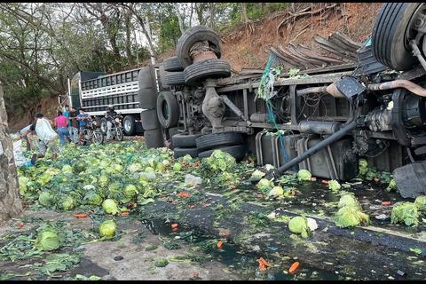 Camión cargado de verdura vuelca en ruta a Jutiapa