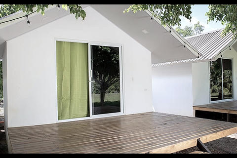 El turicentro dañado por narcos durante una incursión armada