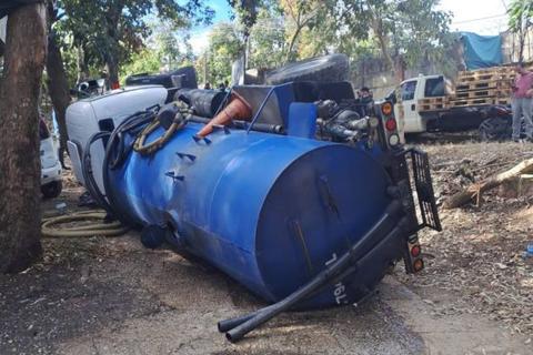 Cisterna vuelca en Chinautla y conductor queda atrapado