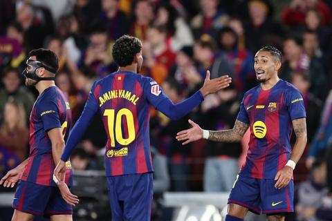 Raphinha marca doblete y mantiene al Barcelona como líder de La Liga