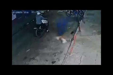 Momento en que hombre entra al hotel y dispara contra dos menores (video)