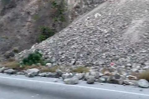 El derrumbe que afecta el paso en la ruta al Atlántico (video)