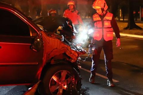 Auto termina sobre el arriate tras impactar con transporte pesado en zona 15