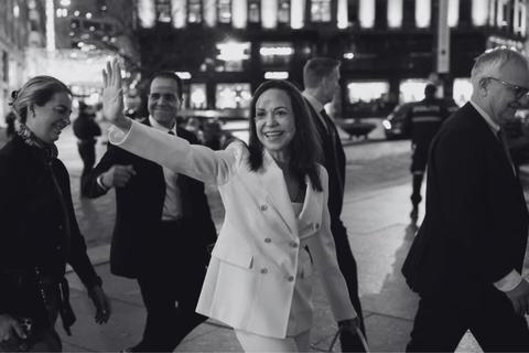 Corina Machado padece una fractura vertebral por su agitada salida de Venezuela