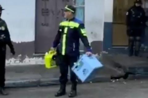 Retiran objetos usados para apartar parqueos afuera del Hospital San Juan de Dios