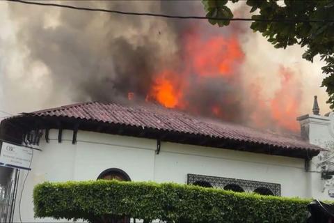 Incendio consume instalaciones de la Contralor&iacute;a General de Cuentas de Retalhuleu