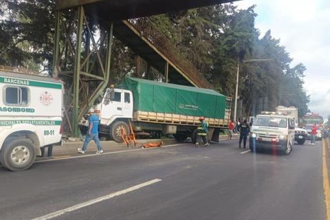 Cami&oacute;n colisiona con pasarela en la ruta al Pac&iacute;fico