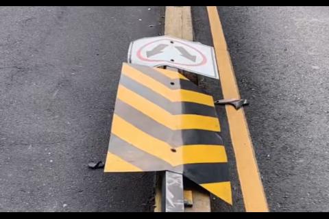 Conductor derriba se&ntilde;al de tr&aacute;nsito en la Roosevelt y huye del lugar (video)