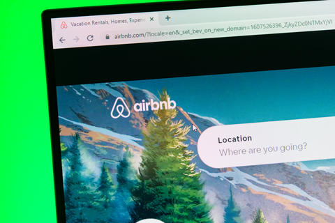 Airbnb recibe multa millonaria por anuncios ilegales de vivienda en Espa&ntilde;a