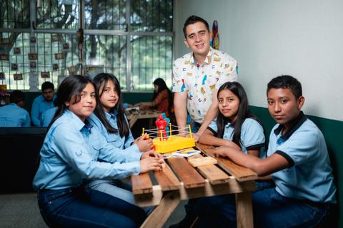 Maestro 100 puntos entra a ranking de los mejores profesores del mundo