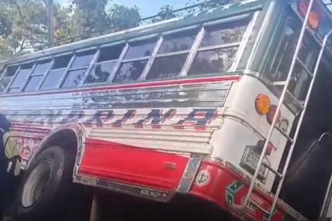 Bus extraurbano pierde el control y choca contra un poste el&eacute;ctrico (video)