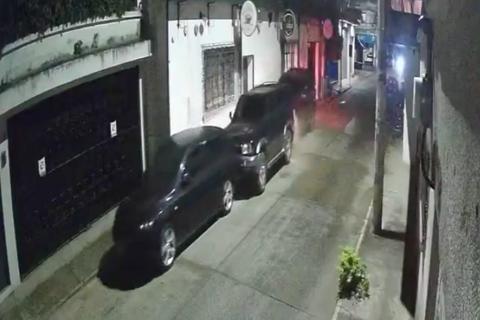 Captan a camioneta que colisiona con veh&iacute;culos estacionados y huye del lugar (video)