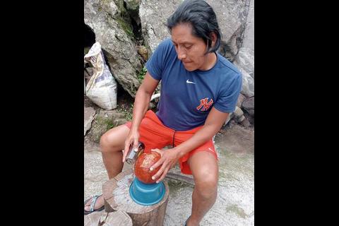 &iexcl;Incre&iacute;ble! As&iacute; elabora este artesano la pelota ancestral del juego maya Pitz