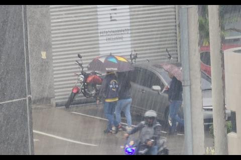 &iexcl;Alerta! Fuerte lluvia causa tr&aacute;nsito en varias zonas de la ciudad (video)