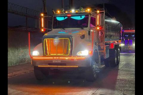 Vecinos de Amatitl&aacute;n disfrutan del tradicional Desfile Navide&ntilde;o de Cabezales
