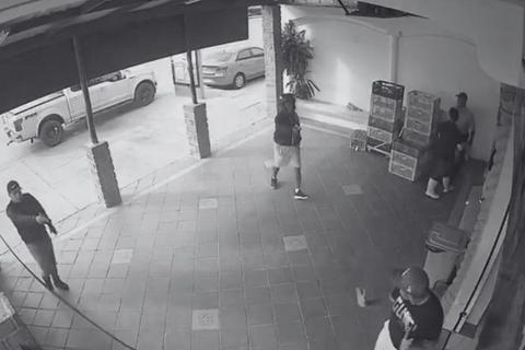 C&aacute;mara capta momento en que futbolista sudamericano es asesinado (video)