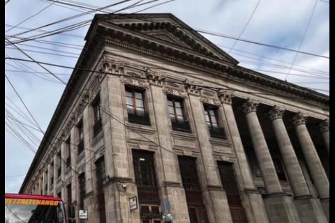 As&iacute; rescataron al hombre que estaba en techo de edificio hist&oacute;rico en Xela (video)