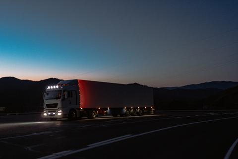 Tr&aacute;iler colisiona contra un poste el&eacute;ctrico y cae a un barranco en bajada del &Aacute;guila