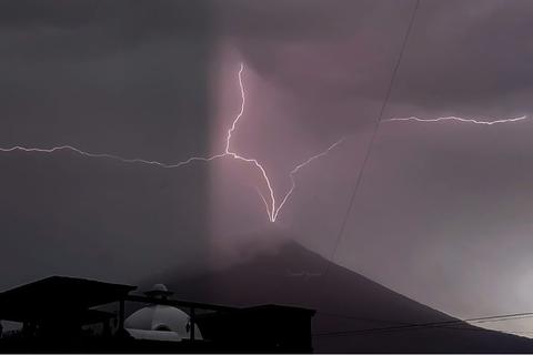 &iexcl;Impresionante! Captan rayos en el cr&aacute;ter del volc&aacute;n de Agua (video)
