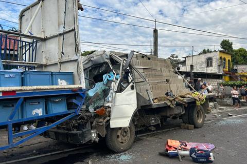 Fuerte accidente entre camiones deja dos fallecidos en Santa Luc&iacute;a Cotzumalguapa 