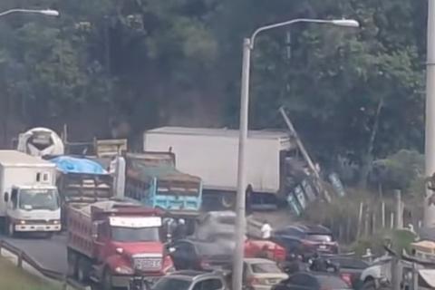 &iexcl;Alerta! Cami&oacute;n derriba poste en Calzada La Paz (video)