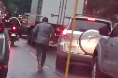 Captan a hombre que corr&iacute;a entre los veh&iacute;culos en zona 15 (video)