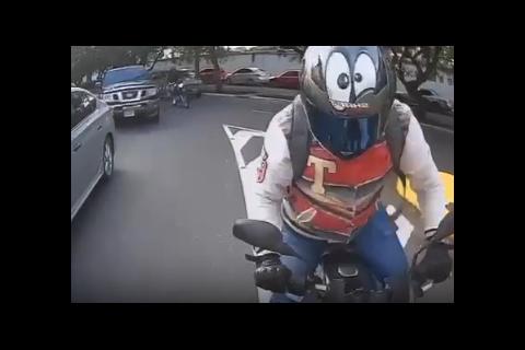 Conductor se 'distrae' por unos segundos, impacta con un auto y huye (video)