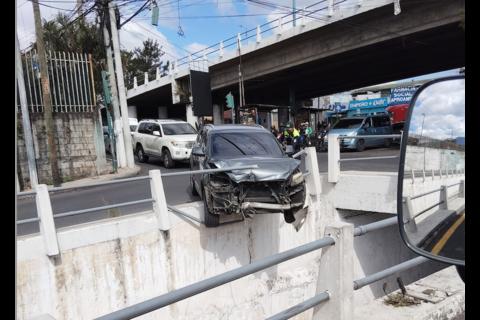 Veh&iacute;culo choca y queda colgando en paso a desnivel de San Crist&oacute;bal