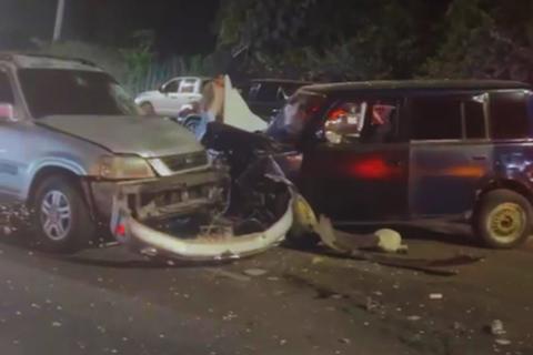 Conductor pierde el control y provoca accidente en el bulevar El Naranjo (videos)