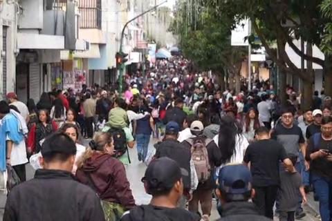 As&iacute; se vive el ambiente navide&ntilde;o en la Sexta Avenida zona 1