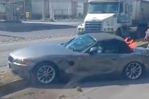 Veh&iacute;culo deportivo choca en la ruta al Pac&iacute;fico y queda varado (video)