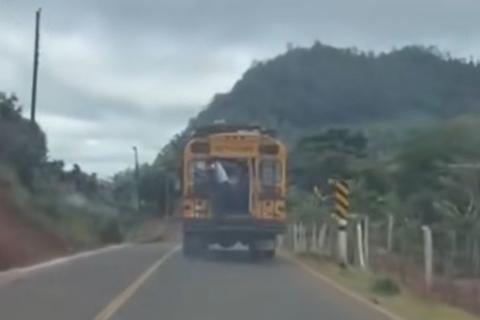 Nicaragua: bus se queda sin frenos y pierde el control hasta chocar (video)