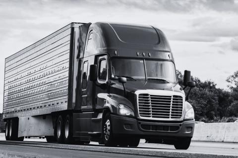 Carga de tr&aacute;iler cae sobre dos autos en la ruta al Atl&aacute;ntico