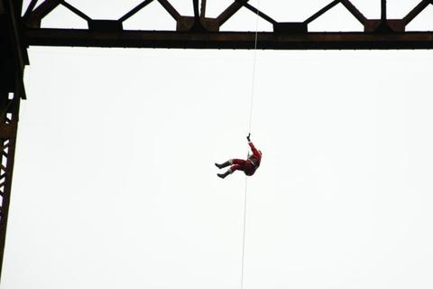 As&iacute; baj&oacute; Santa del Puente Belice para entregar regalos (video)