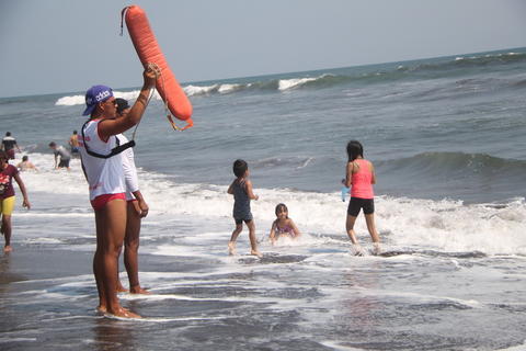 &iexcl;Aventura de fin de a&ntilde;o! Libera tortugas parlama en la Playa de Tecojate