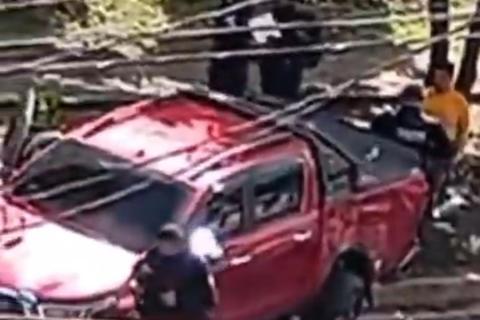 Conductor pierde el control y choca contra un &aacute;rbol en la calzada Atanasio Tzul