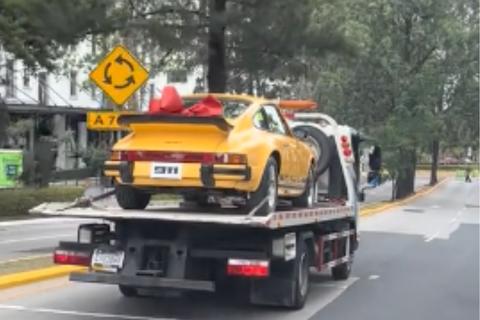 &iexcl;Incre&iacute;ble regalo! Captan un auto de lujo con mo&ntilde;a en recorrido por la ciudad