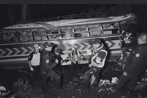 Tragedia en Interamericana: as&iacute; rescatan a sobrevivientes de accidente en bus (video)