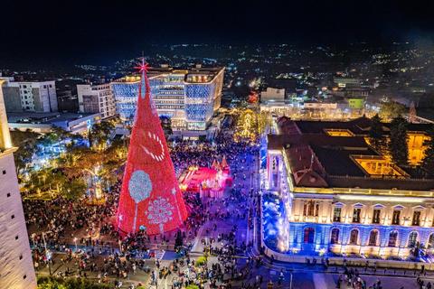 Desfile navide&ntilde;o revive Centro Hist&oacute;rico en El Salvador (videos)