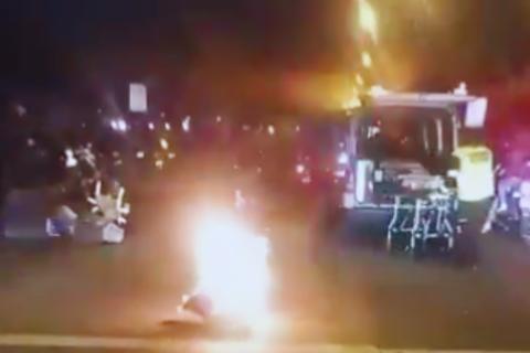 Colisi&oacute;n deja un veh&iacute;culo incendi&aacute;ndose en la calzada Atanasio Tzul