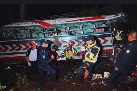 Piloto de bus resulta herido y queda bajo custodia tras accidente en km. 172