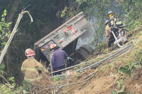Un trailer que cay&oacute; al fondo de un barranco se incendi&oacute; en la ruta Interamericana