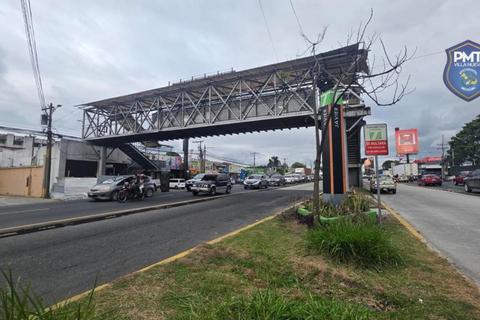 As&iacute; desmontaron la pasarela da&ntilde;ada en la Aguilar Batres