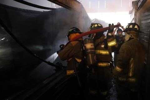 Incendio consume m&aacute;s de 20 locales comerciales en Santa Rosa (video)