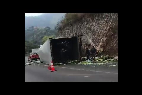 Cami&oacute;n vuelca y obstruye el paso en ruta a Sacatep&eacute;quez (video)