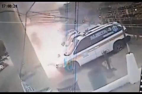 Momento en que juegos pirot&eacute;cnicos explotan en una calle de Antigua (video)