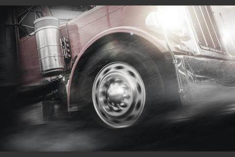 Hombre es arrollado y queda atrapado entre las llantas de un tr&aacute;iler (video)